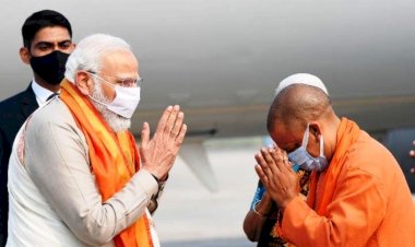 प्रधानमंत्री मोदी पहुंचे वाराणसी, मुख्यमंत्री योगी ने की आगवानी