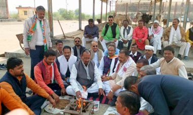 कांग्रेस ने जिंदा गायों को मार डालने का आरोप लगा किया सद्बुद्धि यज्ञ, प्रायश्चित यात्रा निकाली