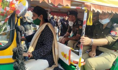 झाँसी : पहली महिला ऑटो चालक का हुआ सम्मान, जिम्मेदारी संग नारी भर रही उड़ान