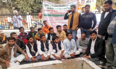 अनशन पर डटे छात्रों के आगे बुंदेलखंड विश्वविद्यालय ने घुटने टेके, बढ़ी 1400 सीटें