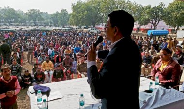 नई पहल : आईजी ने बाँदा पुलिस लाइन में ई रिक्शा चालकों की क्लास ली