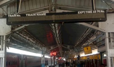बांदा रेलवे स्टेशन में लग रहे हैं ट्रेन पोजीशन बोर्ड, यात्रियों को पूछताछ केंद्र नहीं जाना पड़ेगा