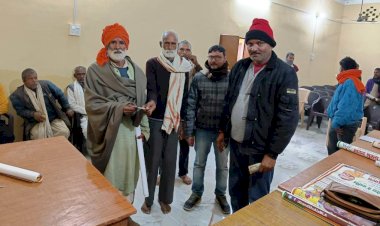 चित्रकूट की प्रथम ग्राम पंचायत लोरी (हनुमानगंज) जिसमें खुली बैठक कर पंचायत सदस्यों को दिया गया भत्ता