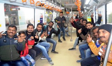 कानपुर मेट्रो में सफर करने को हर उम्र के लोगों में दिखी उत्सुकता, पहले दिन जमकर बिके टिकट