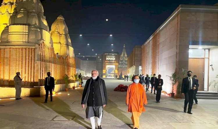 देर रात प्रधानमंत्री मोदी और मुख्यमंत्री ने पैदल चल काशी में हुए बदलाव को देखा