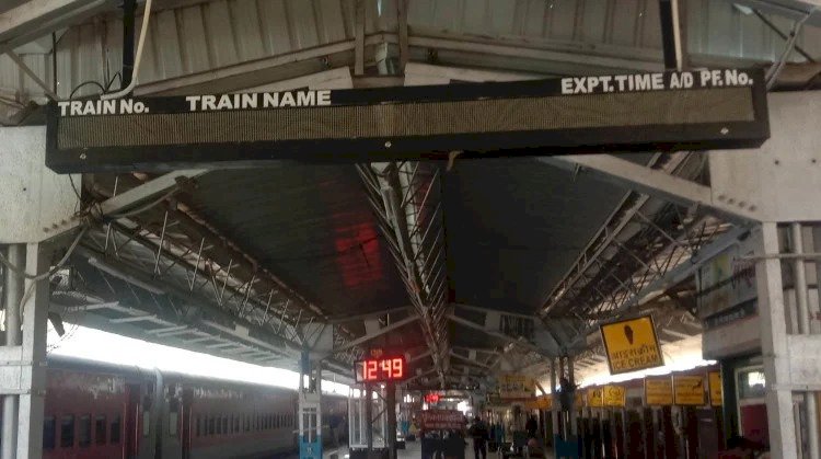 बांदा रेलवे स्टेशन में लग रहे हैं ट्रेन पोजीशन बोर्ड, यात्रियों को पूछताछ केंद्र नहीं जाना पड़ेगा