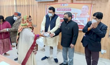 हमीरपुर सदर विधायक युवराज सिंह ने आशा कार्यकर्ताओं को बांटे स्मार्टफोन