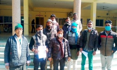बांदा : स्ट्रांग रूम व मतगणना के लिए प्रशासन ने मंडी परिषद से सब्जी विक्रेताओं को हटाया