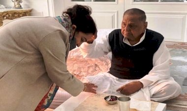 भाजपा की अपर्णा ने सपा संरक्षक मुलायम से लिया आशीर्वाद