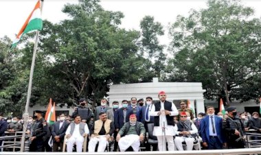 देश को आजादी दिलाने में जिन्होंने कुर्बानियां दी उन्हें याद करें : मुलायम सिंह यादव