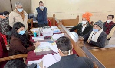 महोबा में कलेक्ट्रेट पहुंचकर भाजपा एवं कांग्रेस प्रात्यशियों ने नामांकन पत्र किया दाखिल