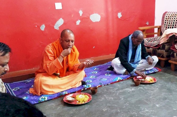 मुख्यमंत्री योगी ने दलित कार्यकर्ता के घर पर खायी खिचड़ी