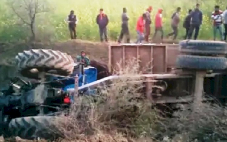 बबेरू में तेज रफ्तार अनियंत्रित ट्रैक्टर-ट्राली खंती में पलटा : एक वृद्ध महिला की मौत, ड्राइवर सहित 6 घायल