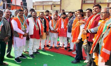 छात्र संघ के दो पूर्व अध्यक्षों सहित विभिन्न दलों के दो दर्जन नेताओं ने बीजेपी का दामन थामा