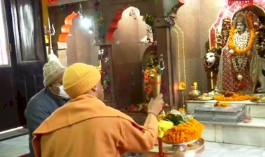 नामांकन से पहले मुख्यमंत्री योगी ने लिया गुरु गोरक्षनाथ का आशीर्वाद