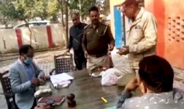 चेकिंग के दौरान इनोवा गाड़ी से साढ़े चार लाख नगद बरामद, बताया मजदूरों का पैसा