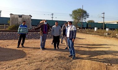 ट्रेन इंजन में खड़े होकर यात्रा करते हुए लोको पायलट तथा सहायक लोको पायलट की सतर्कता की जांच