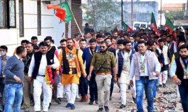 बांदा सदर सीट पर फिर से कमल खिलाने को कार्यकर्ताओं ने झोंकी ताकत, डोर टू डोर अभियान हुआ तेज