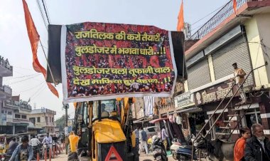 महोबा में भाजपाइयों ने अनोखे अंदाज में बुलडोजर चुनाव प्रचार यात्रा निकाली