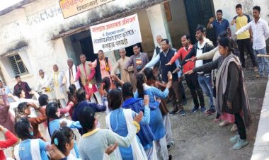 महोबा : पहले हमारा वोट डलेगा, चूल्हा उसके बाद जलेगा