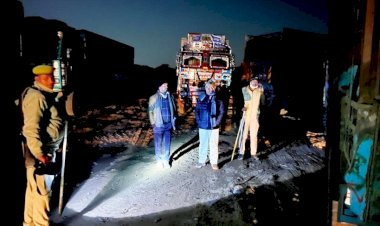 4 दिन के अंदर बाँदा डीएम का दूसरी बार बालू खदान में छापा, 17 ट्रक सीज