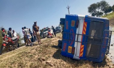 हमीरपुर से बांदा आ रही प्राइवेट बस पलटी, 14 से अधिक यात्री घायल