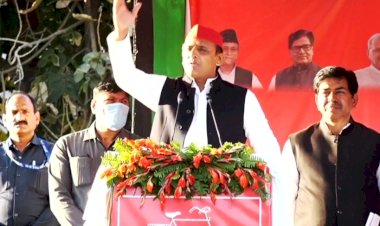 बाबा की गर्मी निकालने की बात पर, महोबा में ये क्या बोल गए अखिलेश यादव