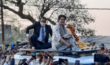 कांग्रेस की राष्ट्रीय महासचिव प्रियंका गांधी के रोड शो पर, महिलाओं व बच्चों ने बरसाये फूल