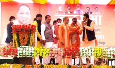 मुख्यमंत्री योगी ने मंच पर बुलाकर युवराज सिंह की पीठ ठोंकी और बताया हीरो