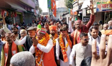 महोबा राजनैतिक पार्टियों ने रोड शो में दिखाई ताकत