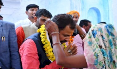 बांदा सदर विधायक प्रकाश द्विवेदी मांग रहे हैं डोर टू डोर वोट, मिल रहा है भारी जनसमर्थन