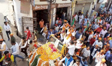 बाँदा रोड शो में अनुराग ठाकुर की हुंकार, अखिलेश 100 का आंकड़ा भी नहीं छू पाएंगे