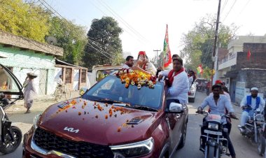 सपा प्रत्याशी मंजुला विवेक सिंह का बाँदा में रोड शो