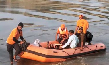 यमुना नदी में गिरे ट्रक को निकालने के लिए एसडीआरएफ टीम का रेस्क्यू ऑपरेशन जारी