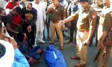 पिता का शव एसएसपी के बंगले के सामने रख धरने पर बैठा कांस्टेबल