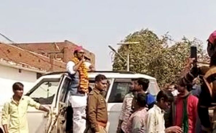 सपा प्रत्याशी बृजेश प्रजापति का ग्रामीणों ने किया विरोध..