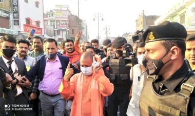 उप्र विस चुनाव : अपने बूथ के पहले वोटर बने मुख्यमंत्री योगी आदित्यनाथ