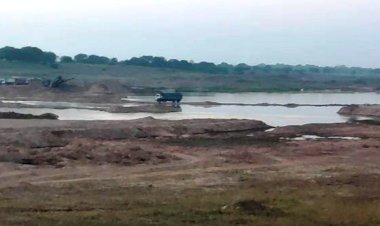 बाँदा : प्रतिबंधित मशीनों से अंधाधुंध बालू खनन कर केन नदी की जलधारा को मिटाने की साजिश