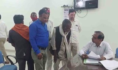 मुर्दा भगवंता पहुंचा कलेक्ट्रेट कार्यालय, कहा साहब मैं जिंदा हूं