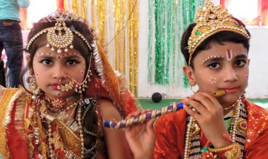 बच्चों ने कृष्ण एवं राधा की पोशाक पहनकर फूलों के साथ खेली होली