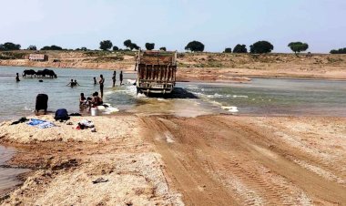 केन नदी की जलधारा रोककर पट्टा धारकों द्वारा दबंगई से बालू का अवैध खनन