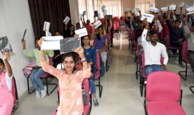टैबलेट वितरण : तकनीकी का प्रयोग शिक्षा और कौशल विकास में करें छात्र छात्रायें- कुलपति