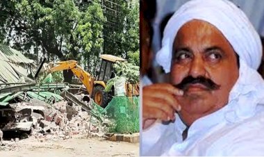 माफिया अतीक के घर पर चला बुलडोजर, अवैध बाउन्ड्रीवाल जमीदोज