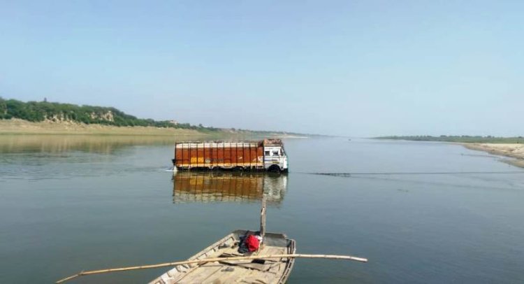 एसडीआरएफ की टीम ने यमुना नदी में गिरे ट्रक को बाहर निकाला