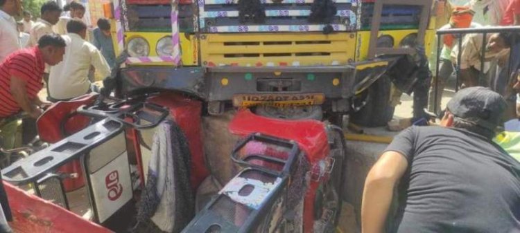 दर्दनाक हादसा : महोबा में ट्रक ने ई-रिक्शा को रौंदा, चार की घटनास्थल पर मौत 