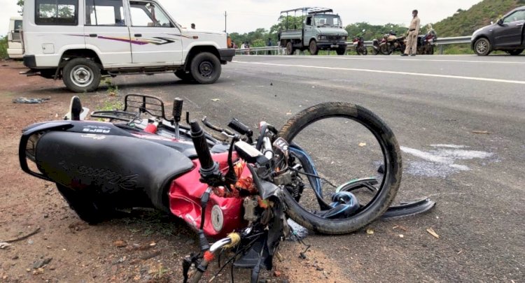 एडीएम की कार से टकराई बाइक, युवक की मौत महिला घायल