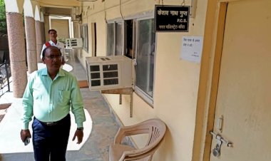 डीएम के औचक निरीक्षण में सभी अधीनस्थ अफसर मिले नदारद, जानिये डीएम ने क्या लिया एक्सन