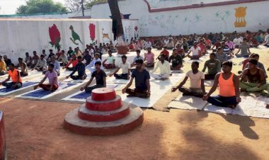 बाँदा मंडल कारागार में बंद कैदियों को योगाचार्य में सिखाया फिट रहने के गुर