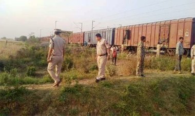 चीनी की बोरियों से भरी मालगाड़ी पर बदमाशों ने की लूटपाट