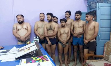 यह अर्धनग्न युवा कोई चोर उचक्के नहीं है, ये पत्रकार हैं, इन्हे किसने दी तालिबानी सजा ?